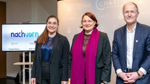 Das Projektteam der Charité: Marina Hinßen, Prof. Gertraud Stadler und Prof. Volkmar Falk (v. l. n. r.) bei der Vorstellung des Rauchpräventionsprojekts „nachvorn“.