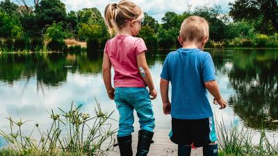 zwei Kinder spielen an der Luft