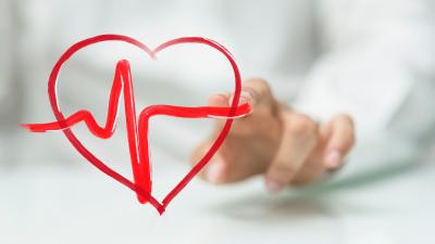Finger der ein Herz mit EKG zeichnet