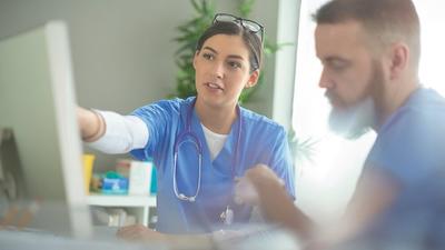 Gespräch im Krankenhaus unter zwei Ärzten