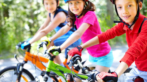 Kinder beim Fahrradfahren