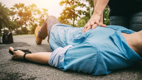 Frau übt Herzdruckmassage aus