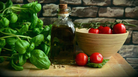 Abbildung Olivenöl, Tomaten und Basilikum