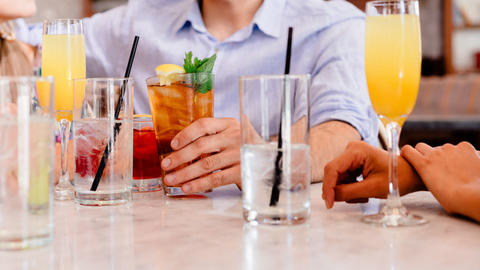 Anzahl von verschiedenen Getränken auf dem Tisch