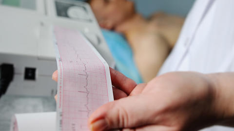 Ärztin schaut sich EKG an