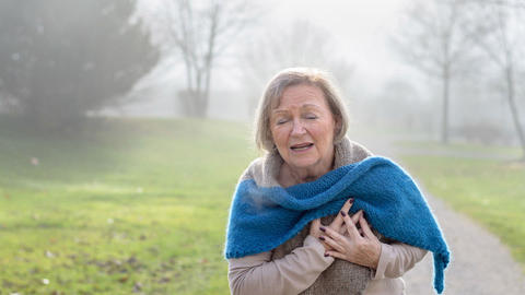 Frau mit Herzinfartk Symptomen