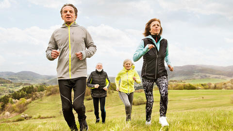 Ältere Menschen beim Sport