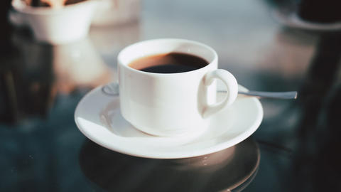 Abbildung von einer Kaffeetasse. Bluthochdruck-Betroffene sollten beim Kaffee-Genuss aufpassen.