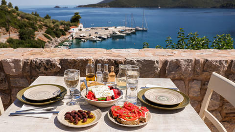 Gedeckter Tisch mit Mediterranen Speisen