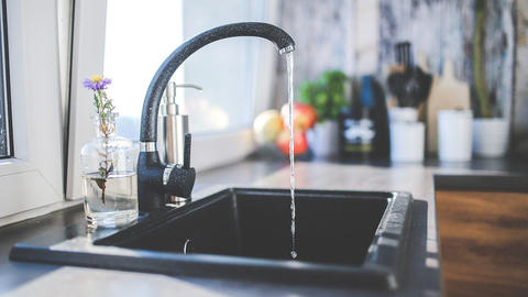 Wasserhahn in der Küche