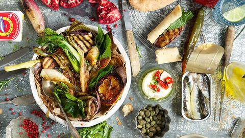 Tisch mit mediterranen Gerichten