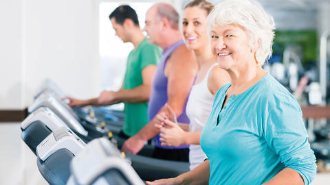 Seniorin auf dem Laufband