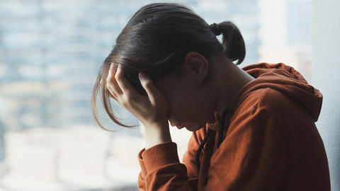 Kind schlägt sich die Hände an den Kopf