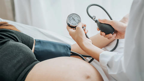 Ärztin misst bei Schwangeren den Blutdruck