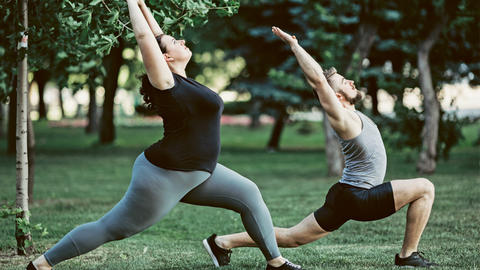 Frau macht im park Yoga