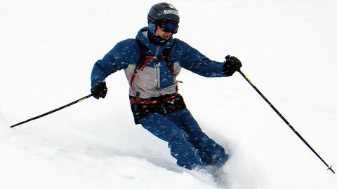 Skilehrer Deniz Kuru im Tiefschnee