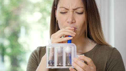 Frau macht den Lungenfunktionstest