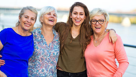 Gruppe von Frauen die in die Kamera lächeln