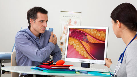Arzt bespricht mit Patient das Thema Cholesterin