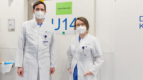 PD Dr. Johannes Neumann und Dr. Betül Toprak vor der Chest-Pain-Unit des UKE