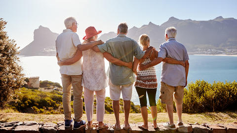 Gruppe von Senioren im Urlaub