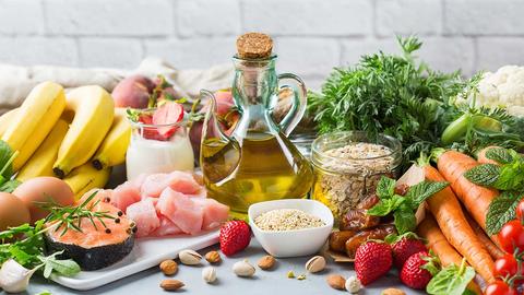 Tisch mit Lebensmitteln der Mediterranen Küche