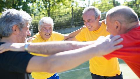 Senioren spielen Fußball und haben freude